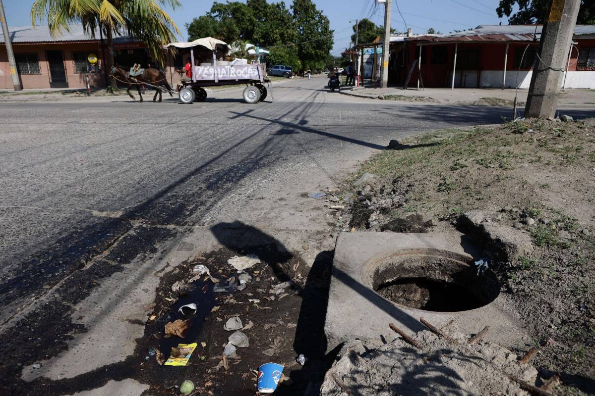 Mantenimiento. Las alcantarillas colapsadas causan mal olor, que afecta a habitantes y los negocios.