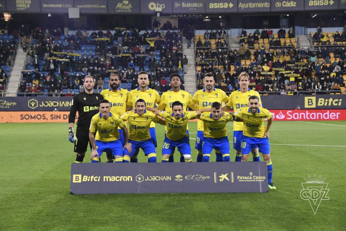 Choco Lozano posando con sus compañeros del Cádiz.