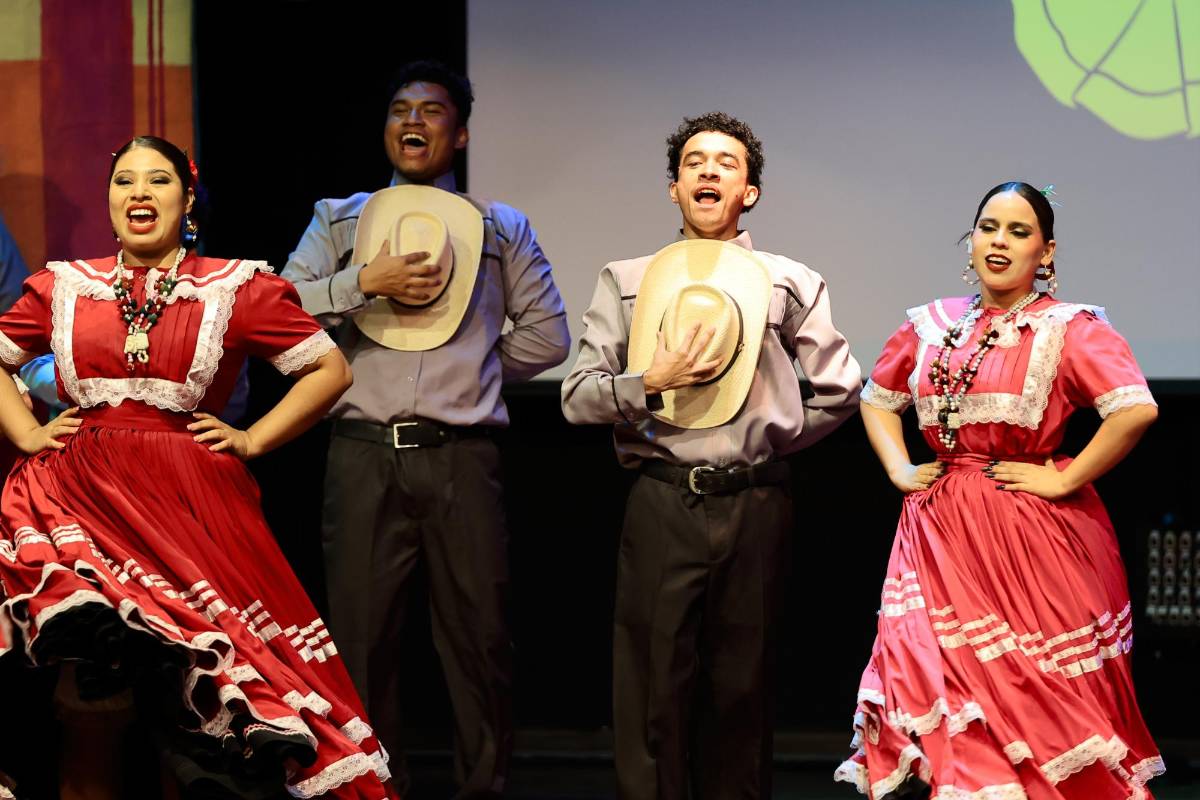 Artistas nacionales e internacionales brillan en espectacular festival folclórico