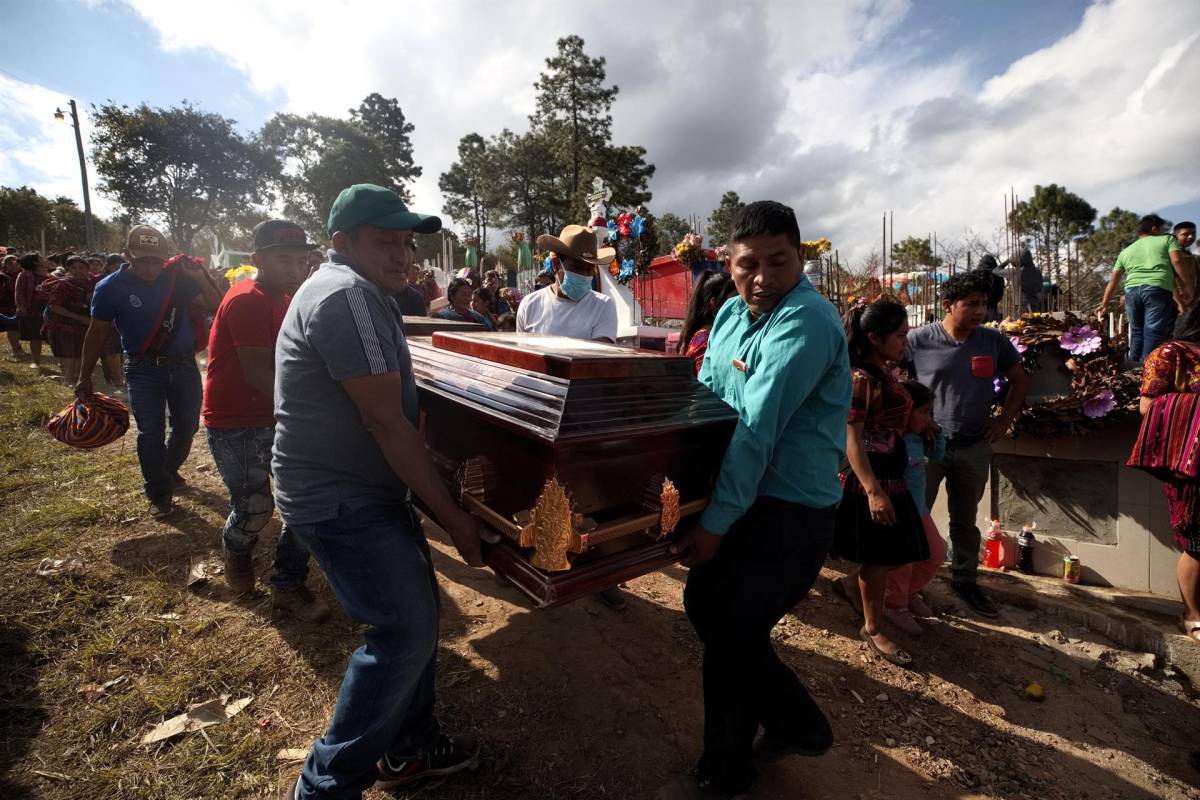 Familiares y amigos del migrante guatemalteco Pedro Ximun asisten hoy a su funeral en el cementerio de El Boquerón, en Joyabaj (Guatemala). EFE/Esteban Biba