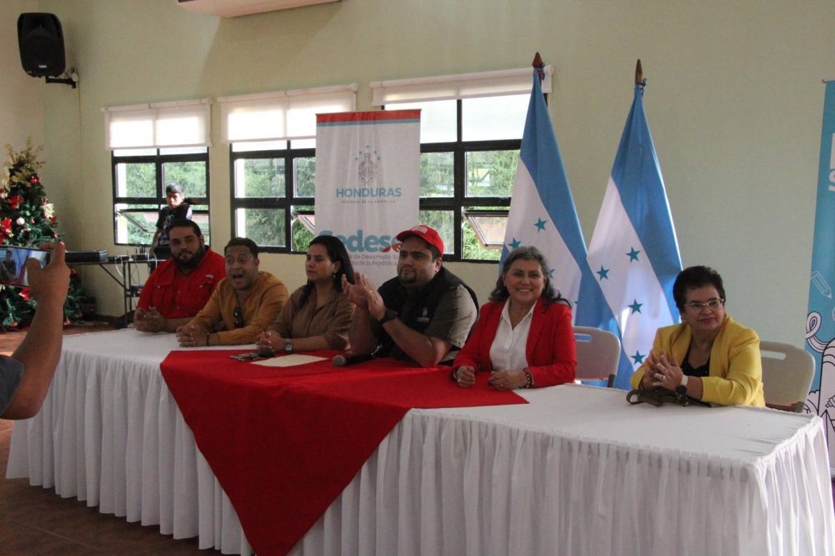 Autoridades gubernamentales oficializaron la entrega de becas solidarias a jóvenes universitarios de Copán y Ocotepeque.