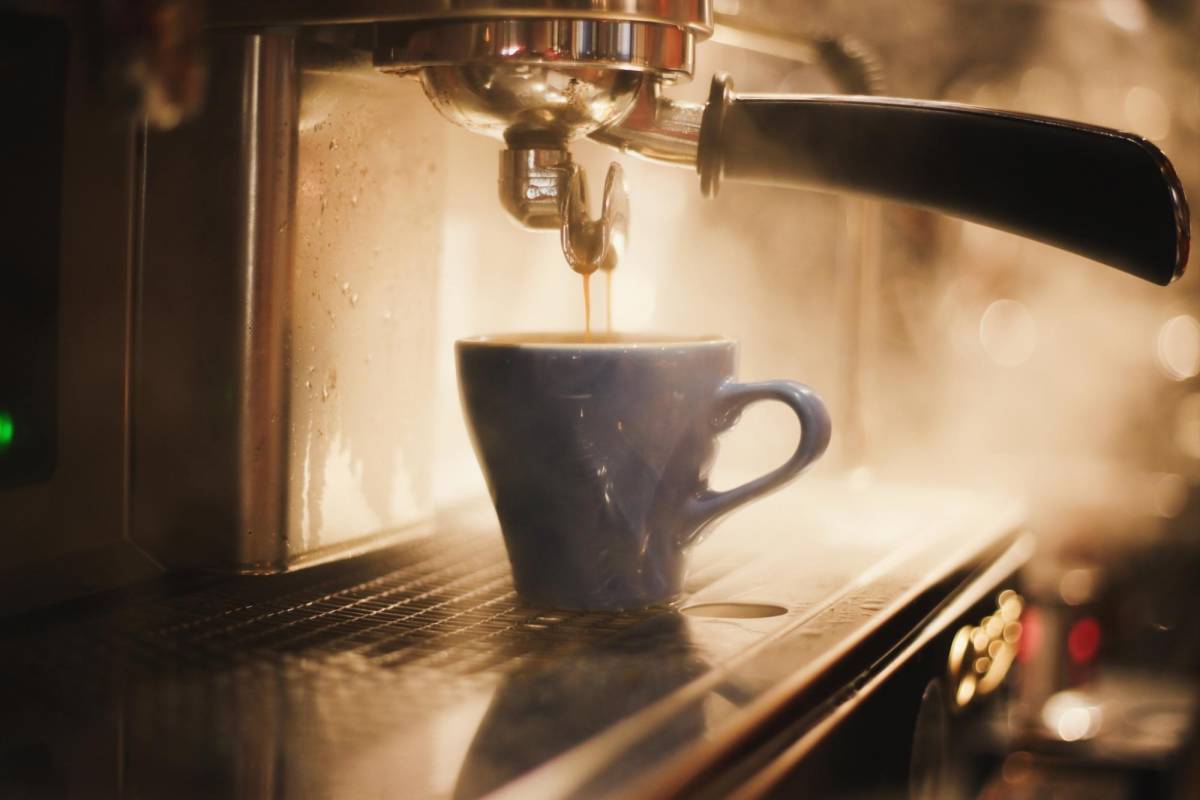 No está claro cuál componente del café podría ser protector, y beber café podría ser un marcador de otras conductas que quizá reduzcan el riesgo de enfermedad cardiaca, ACV y muerte.