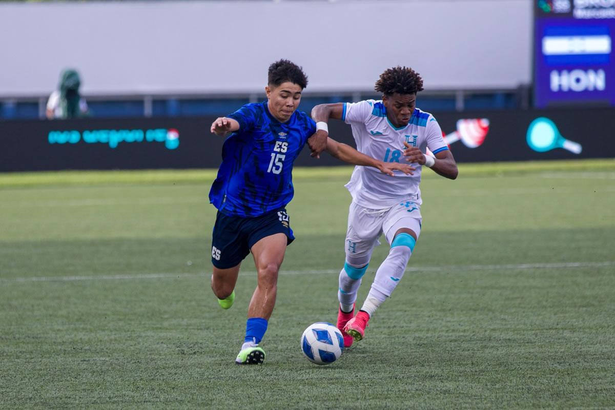 El hondureño Ted Bodden disputando el balón con el salvadoreño Jeferson Valladares.