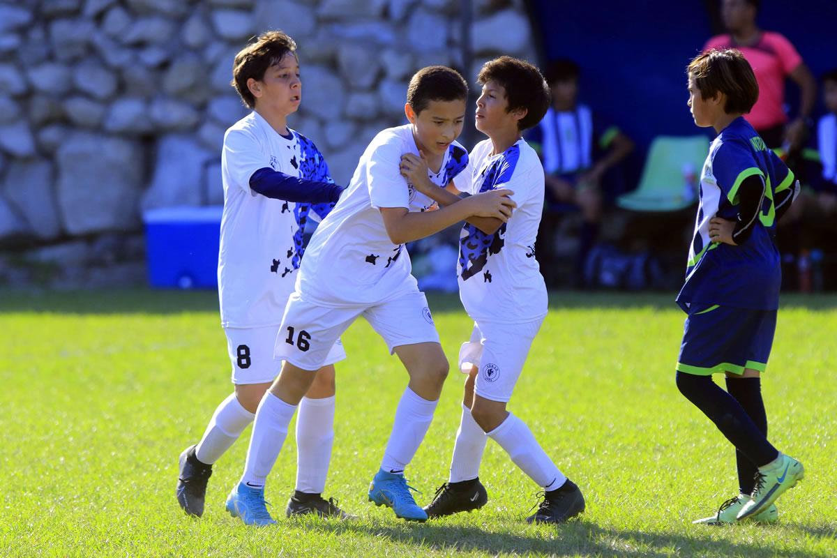 Héctor Ferreira (número 16) celebrando su gol para el triunfo de Jaguares..