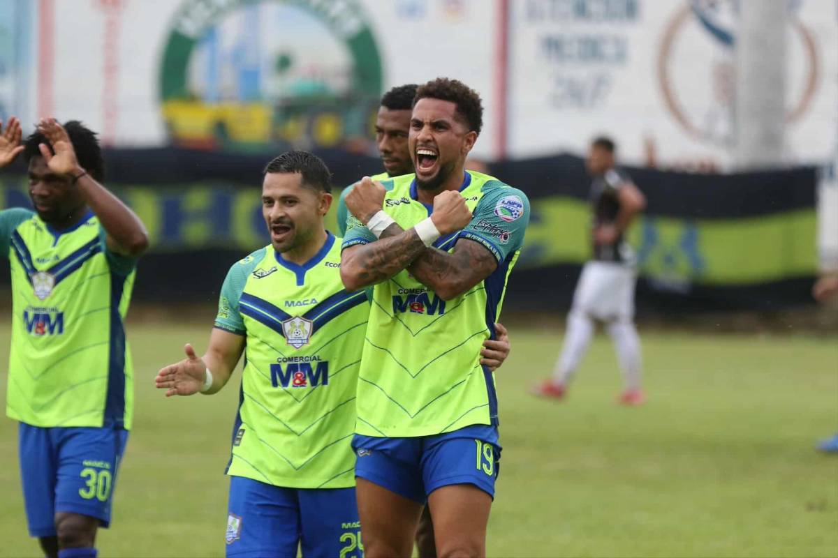 Hermosas chicas, pesadilla del Real España, héroe y caballo en pleno partido