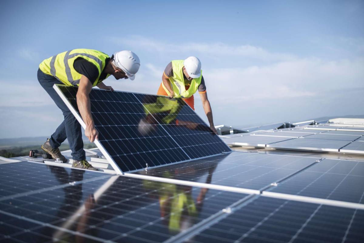 Más de diez empresas en la zona norte de Honduras han implementado paneles en sus techos para producir energía fotovoltaica y hacerle frente al déficit energético.