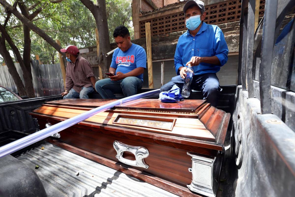 Los familiares llevaron los féretros hacia sus lugares de origen para darles cristiana sepultura.