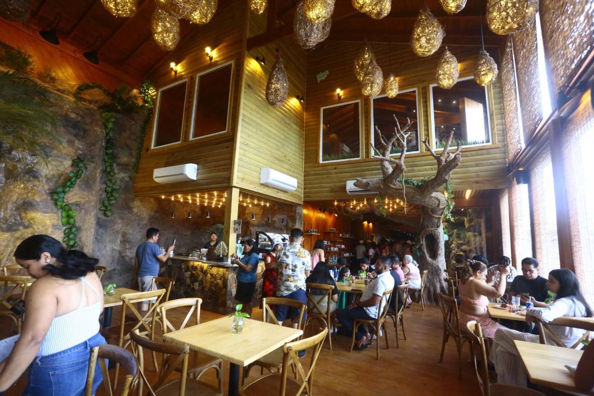 Veraneantes disfrutan de las playas de Tela bajo nubarrones grises