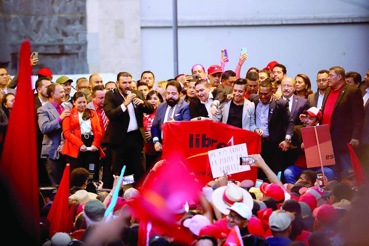 La sesión que inició a las 3:00 pm fue suspendida a las 5:28 pm tras la falta de consensos. Activistas de Libre afuera del Congreso.