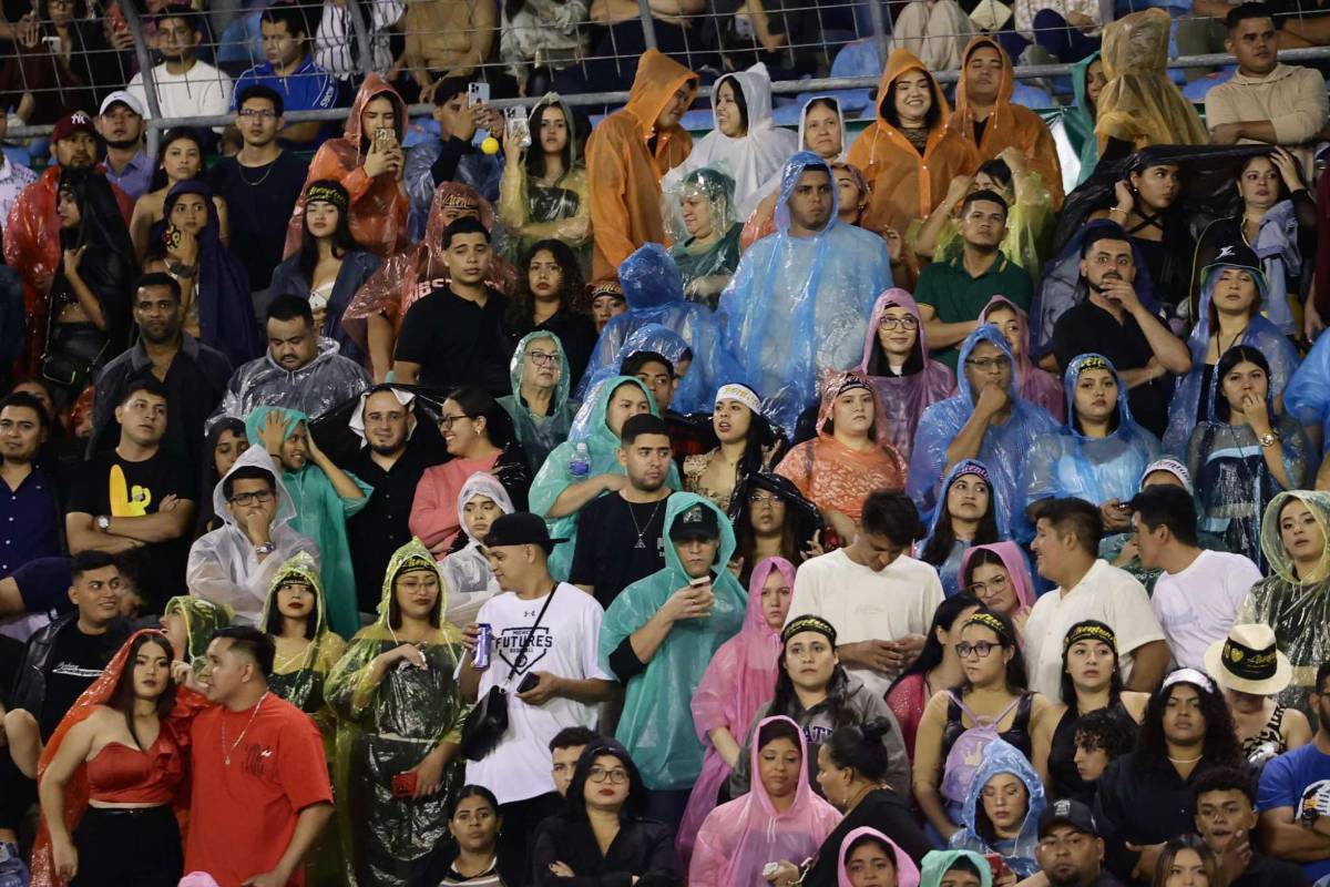 Ni la lluvia detuvo a los fans de Aventura.