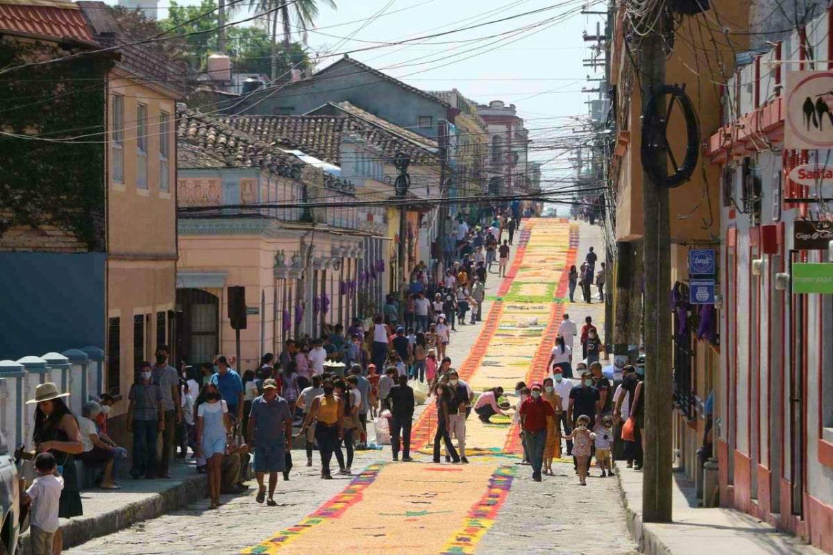Honduras se llena de arte y color con hermosas alfombras de aserrín