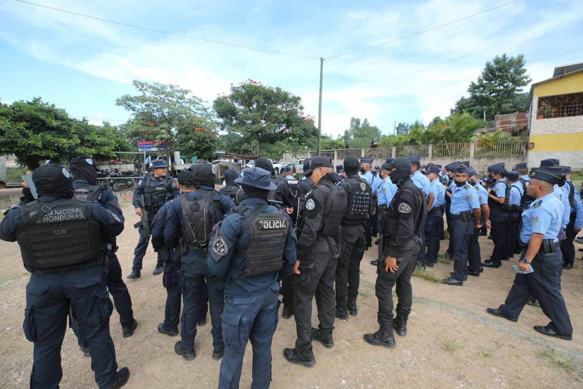 Policía Nacional y elementos de la Policía Militar del Orden Público resguardaron a las familias.