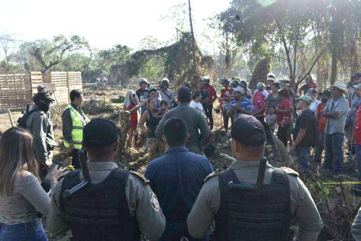 Miembros de la Policía Municipal dialogaron ayer con los probadores que intentan invadir el acuífero.