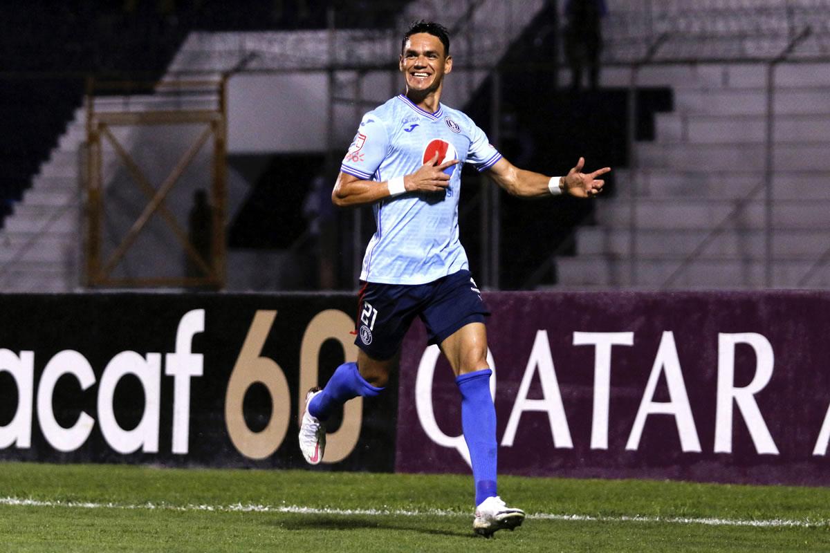 Roberto Moreira celebrando su gol primer gol del partido.