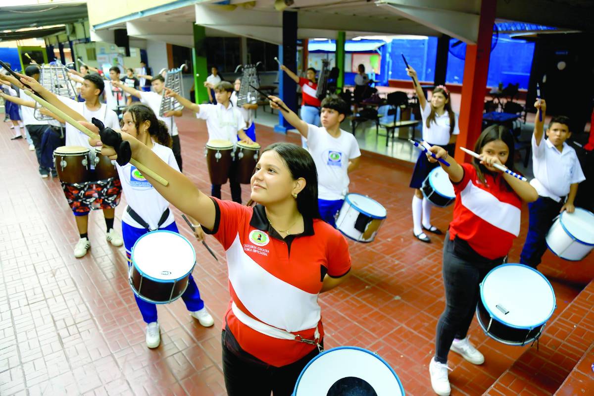 Más de 2,000 escuelas y colegios participarán en desfiles patrios en Cortés