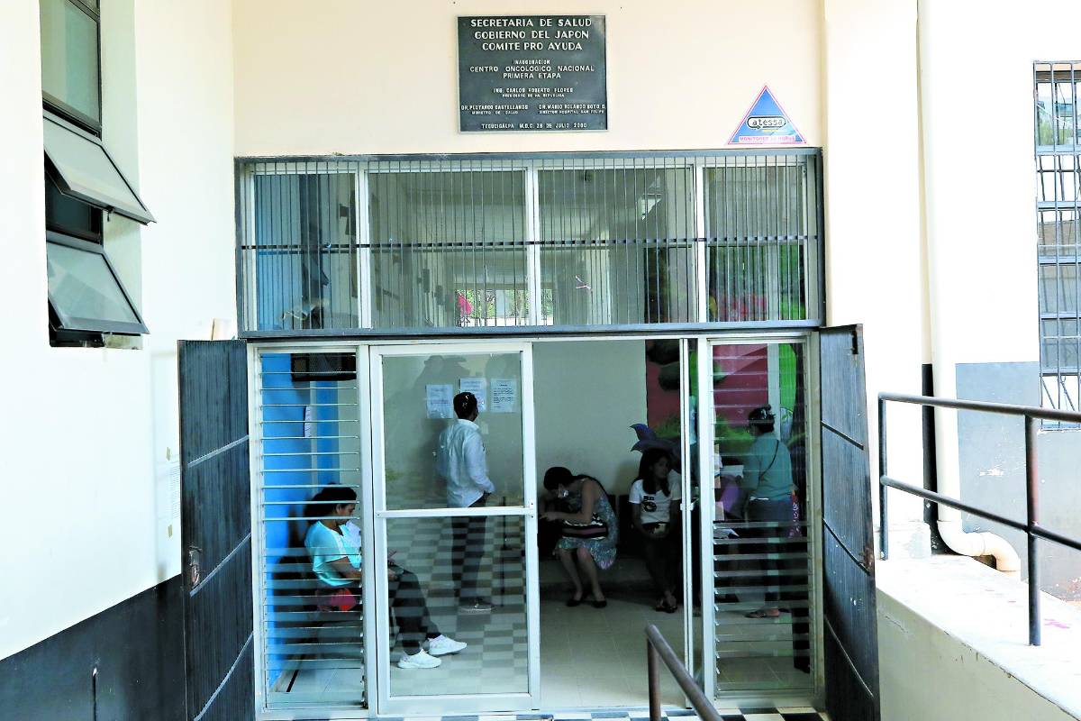 Reclaman pacientes con cáncer por radioterapias