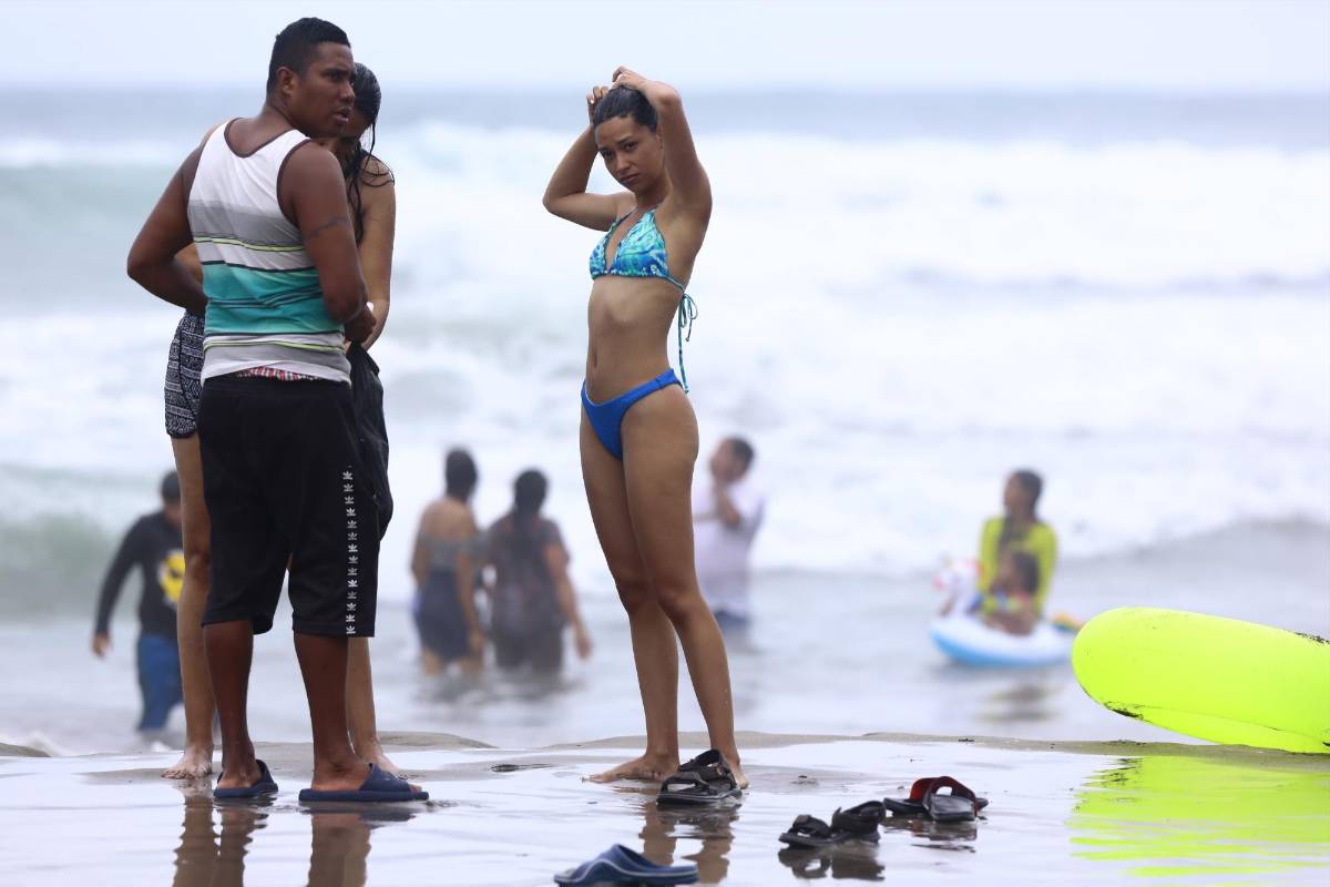 Veraneantes disfrutan de las playas de Tela bajo nubarrones grises