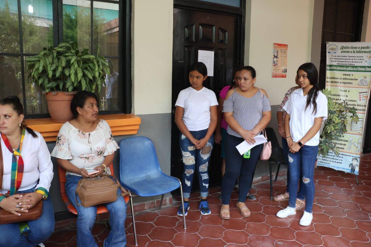 Padres de familia y estudiantes protestan en la Departamental de Educación de Copán