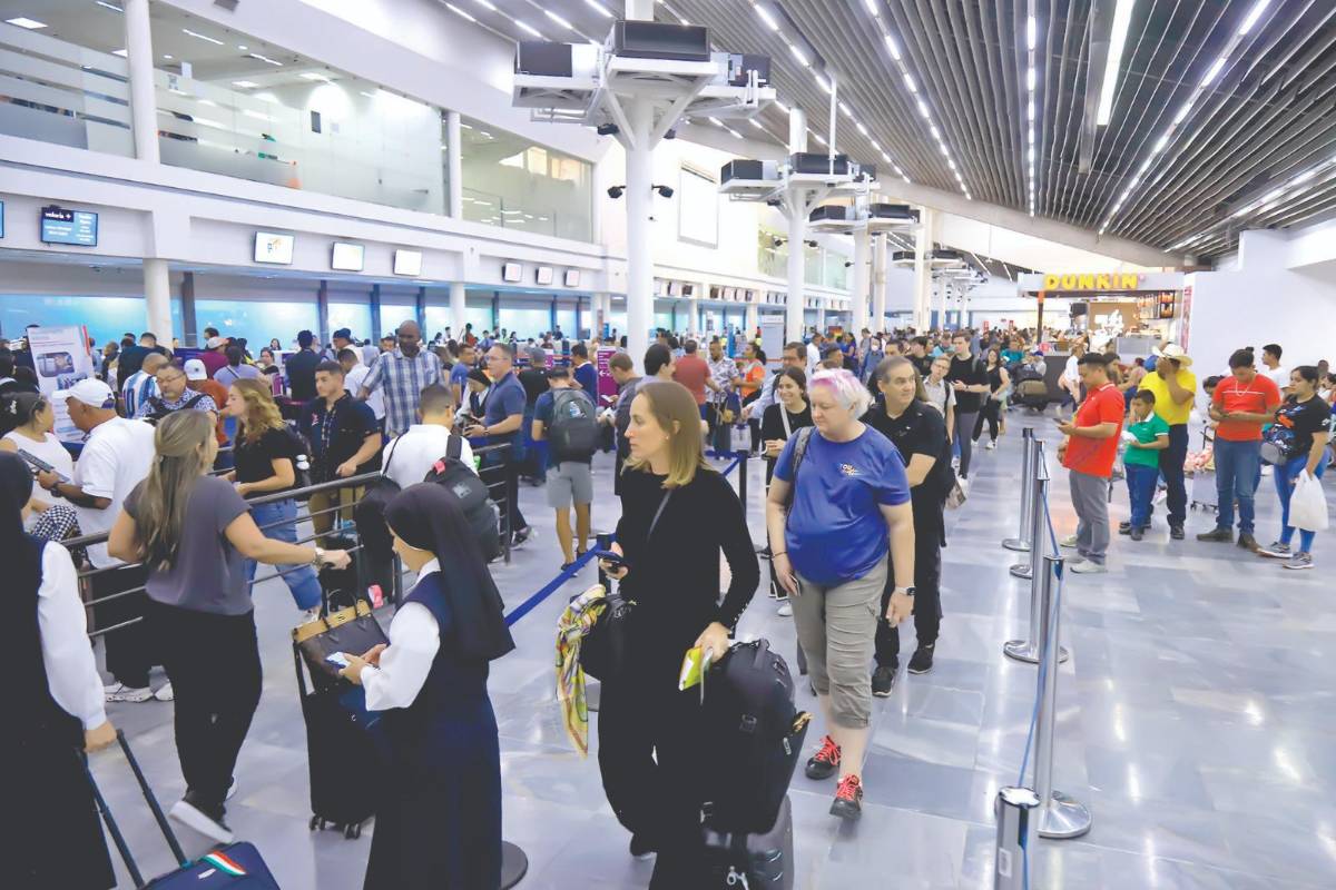 Viajeros en el aeropuerto Ramón Villeda Morales de San Pedro Sula.