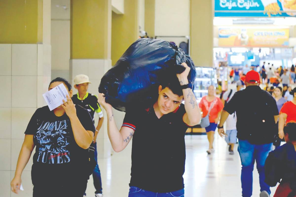 Viajeros en la terminal de buses.