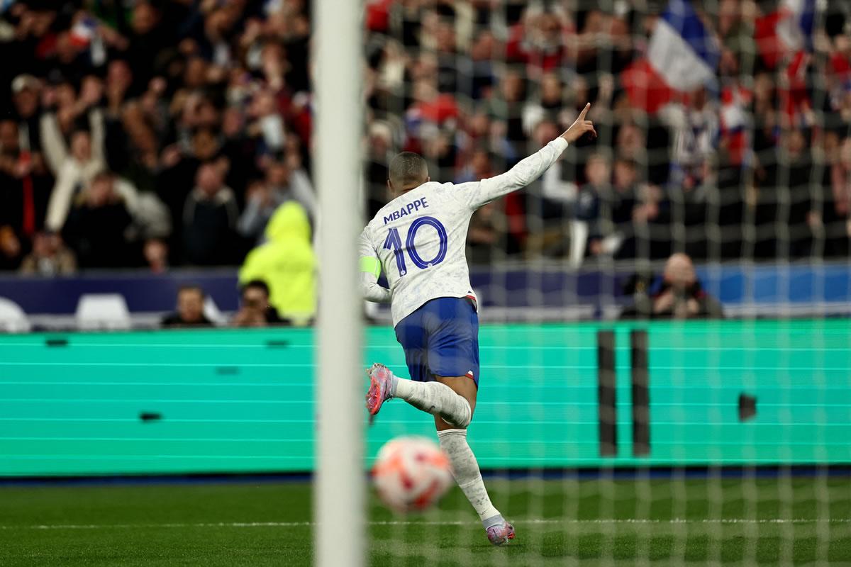 Mbappé corre a celebrar el 3-0 de Francia sobre Países Bajos.