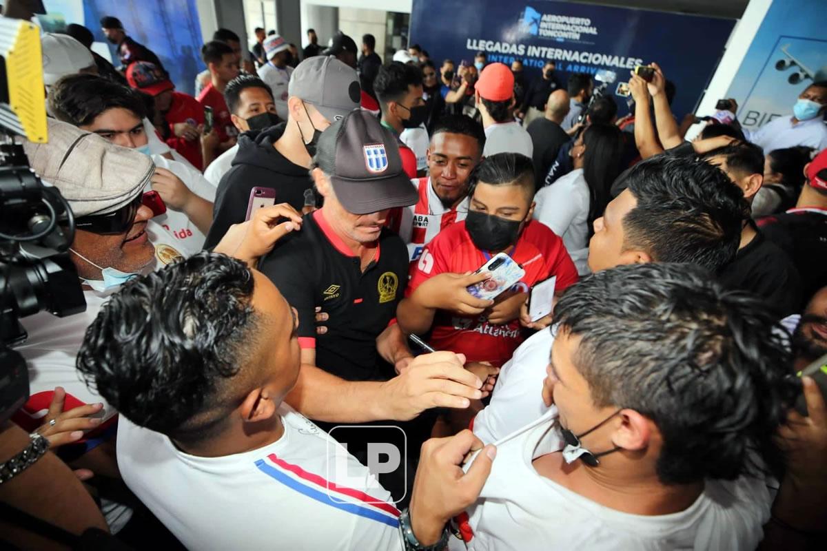 El entrenador merengue estuvo firmando autógrafos a los hinchas.