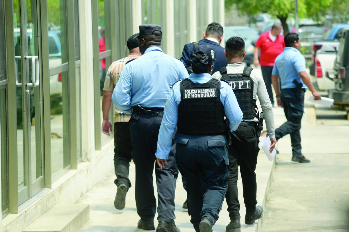 A la cárcel envían a los ocho policías acusados de 6 delitos