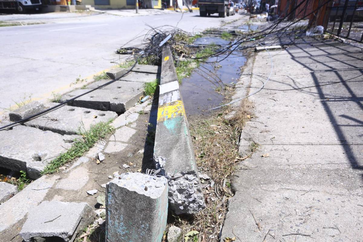 Uno de los postes tirado por los vientos en Puerto Cortés.