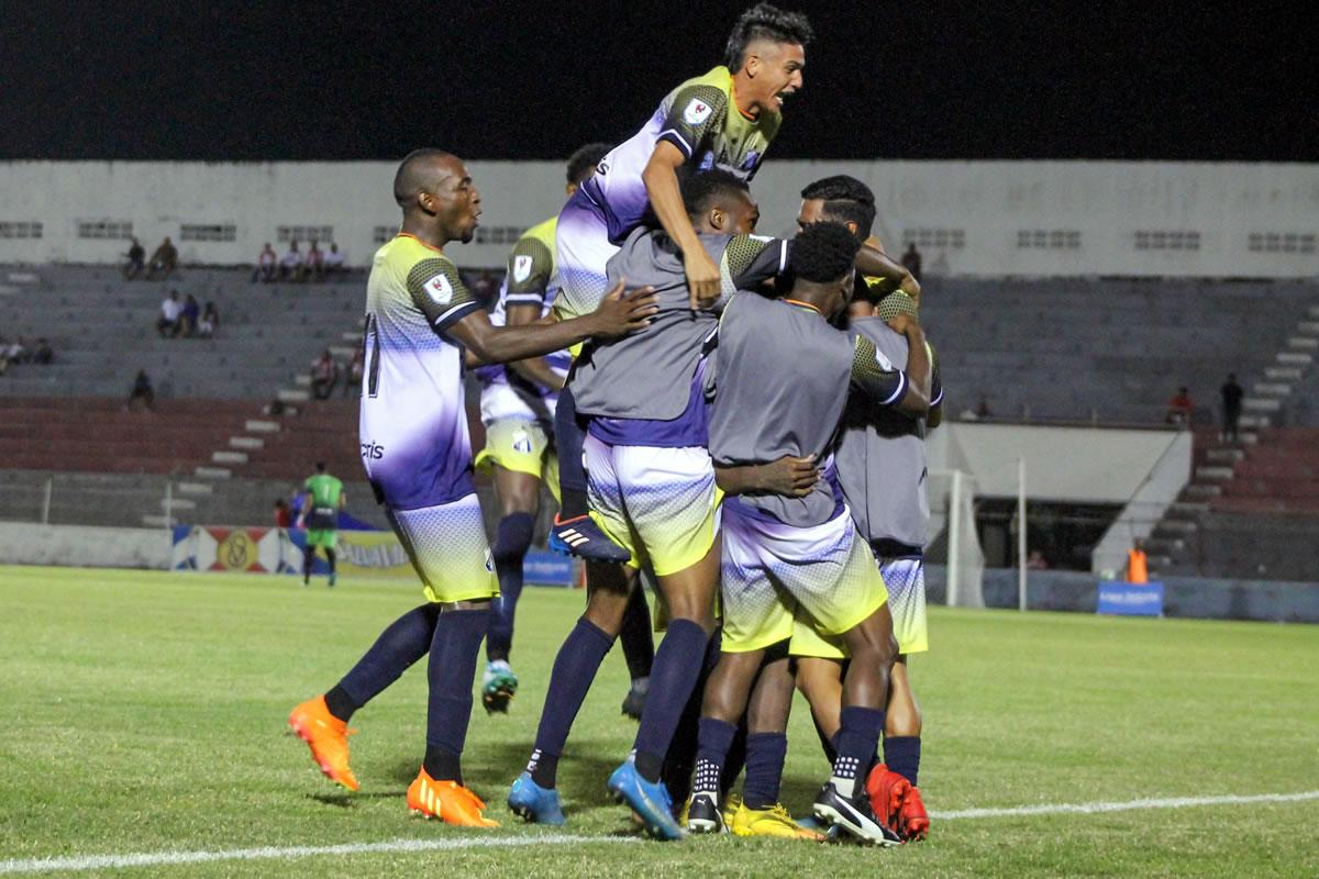 Los jugadores del Honduras Progreso celebrando el gol de Dixon Ramírez.