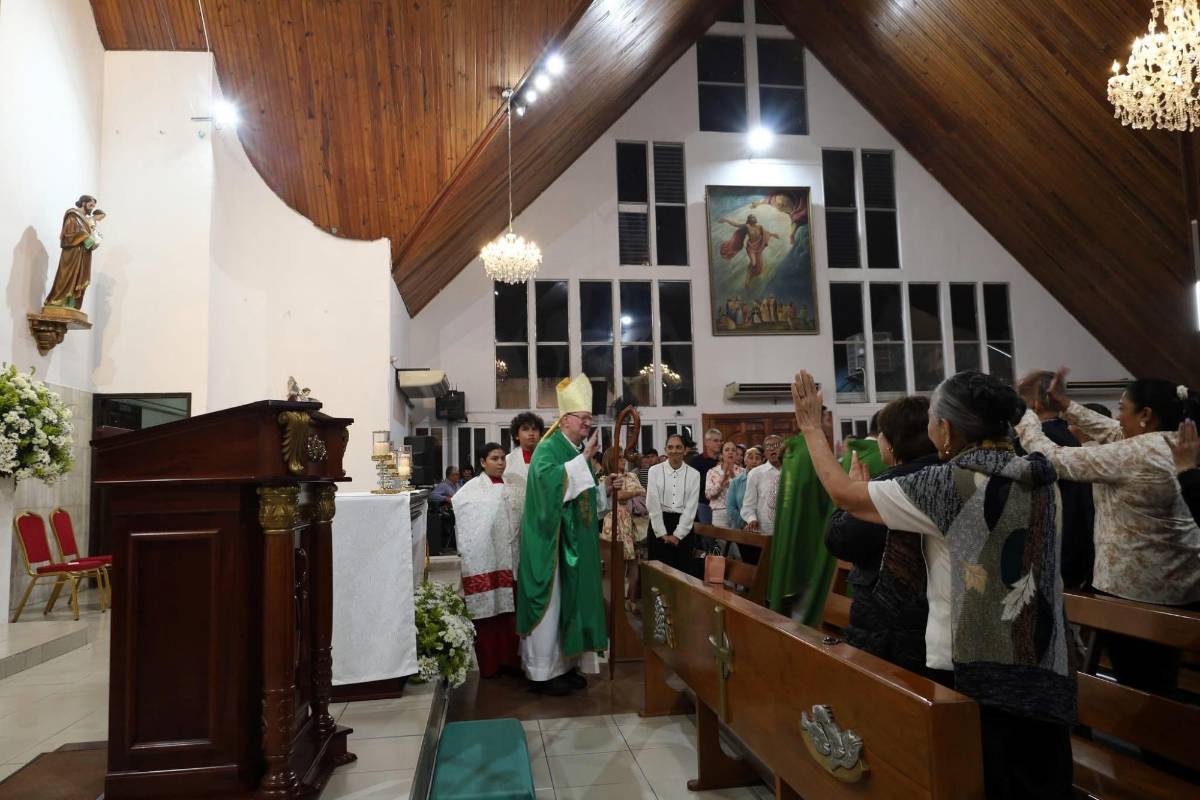 Parroquia La Santa Cruz da la bienvenida a nuevos sacerdotes