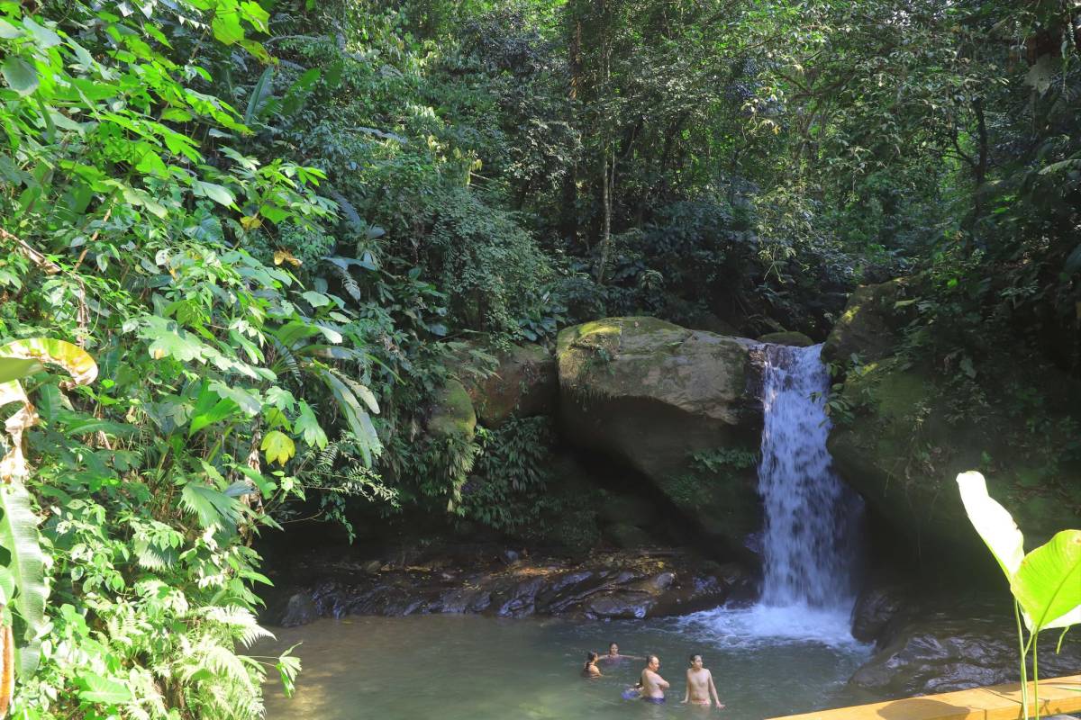 Si hay algo que tiene Rawakala es encanto. Su cristalino río choca en estas dos rocas, provocando una bella caída de agua, y su verdor alucina a cualquiera. En total son tres cascadas en el lugar.