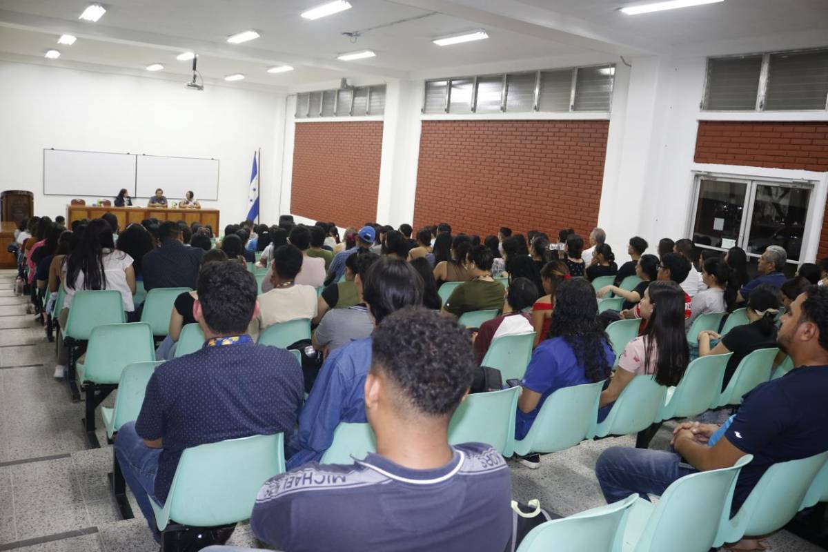 Asistieron catedráticos y alumnos del campus de Cortés.