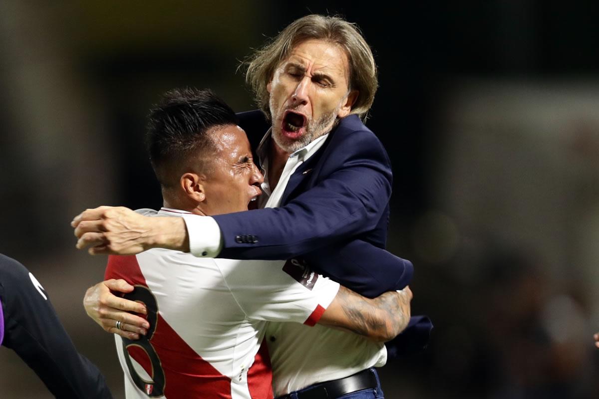Christian Cueva festeja su gol con el entrenador Ricardo Gareca.