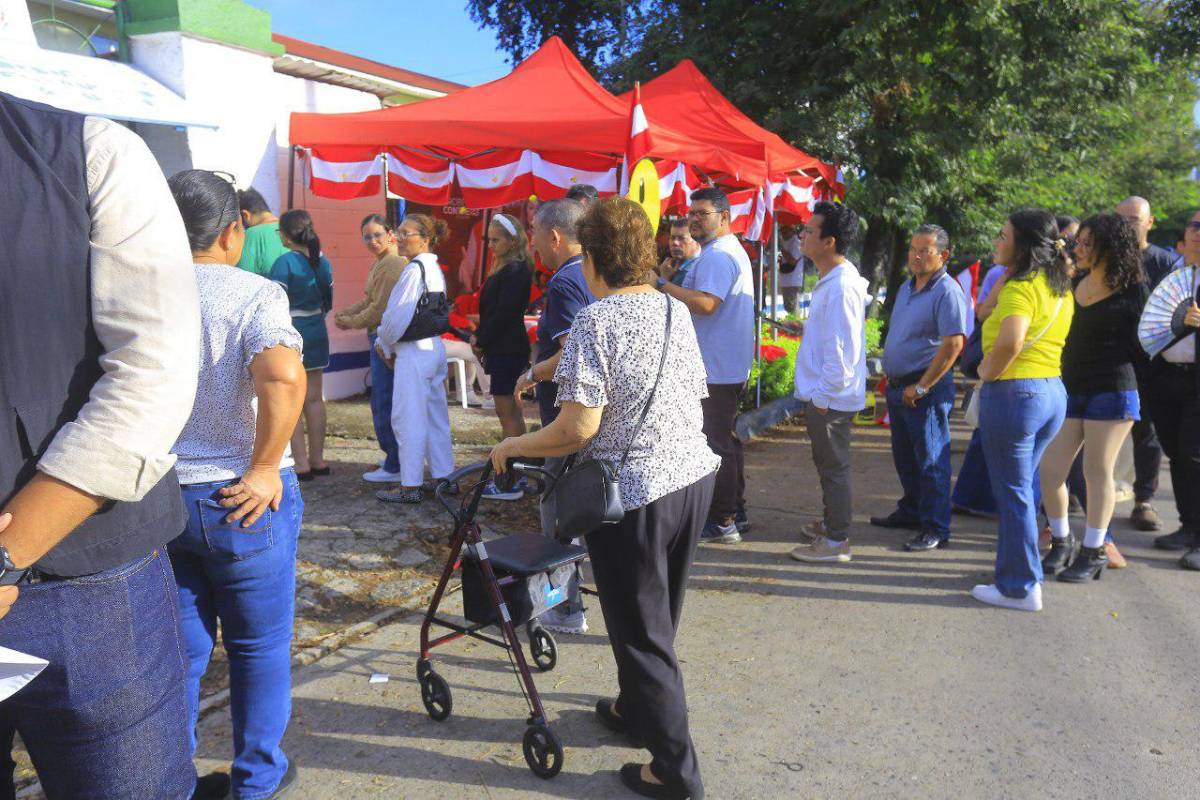 Los adultos mayores votan desde muy temprano en Honduras