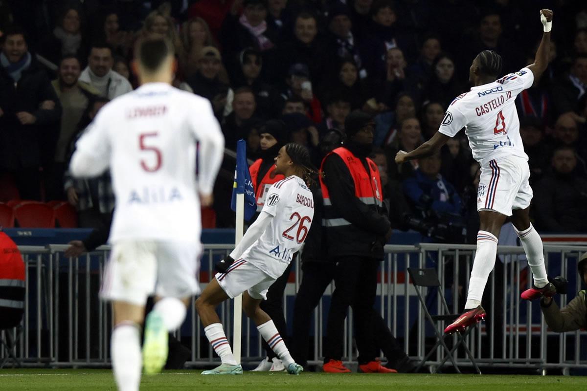 Bradley Barcola gritando su gol que le dio el triunfo al Lyon ante el PSG.