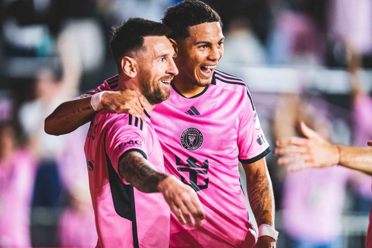 Messi celebrando su gol con el futbolista hondureño David Ruiz.