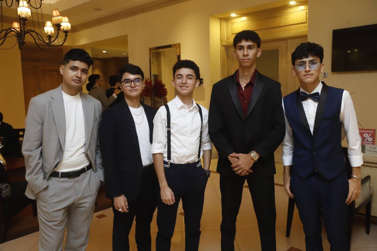 Seniors de la Future Path celebran previo a su graduación