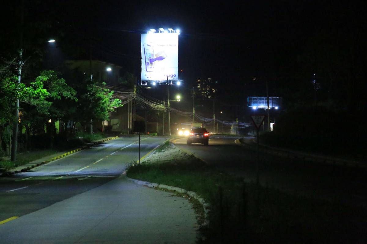 Las pocas luces que se observan son de negocios privados, por lo que llaman a las autoridades a resolver la situación antes de que ocurra una tragedia.