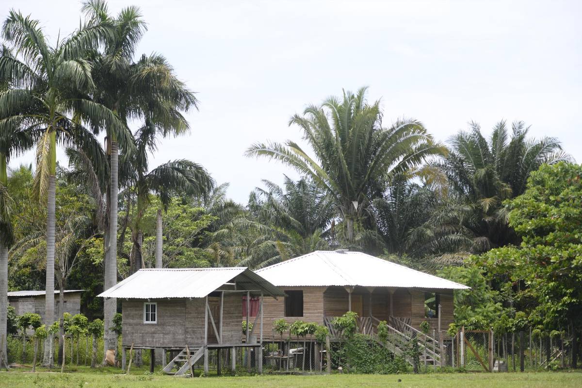 La Policía ha buscado a los 24 desaparecidos por tierra y hasta ayer no había rastros de ellos.
