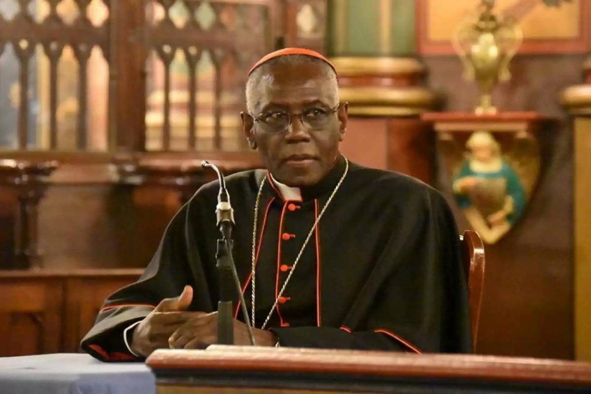 Sarah, uno de los más críticos con Francisco, es el 'papable' que lidera a los conservadores