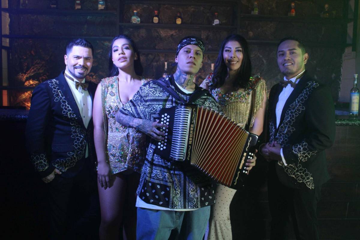 Asimismo, grabaron “El hombre necio” junto con Santa Fe Klan.