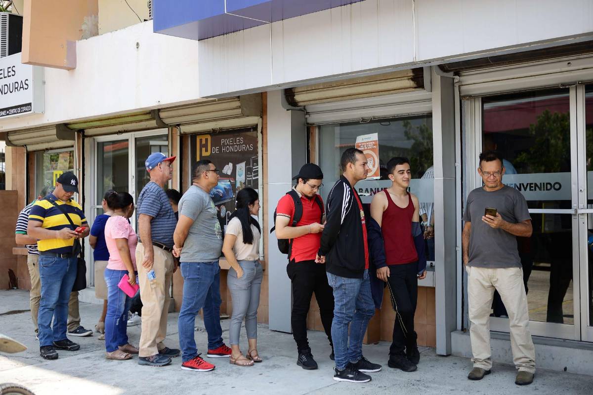 Hondureños madrugan a Banhprovi por financiamiento