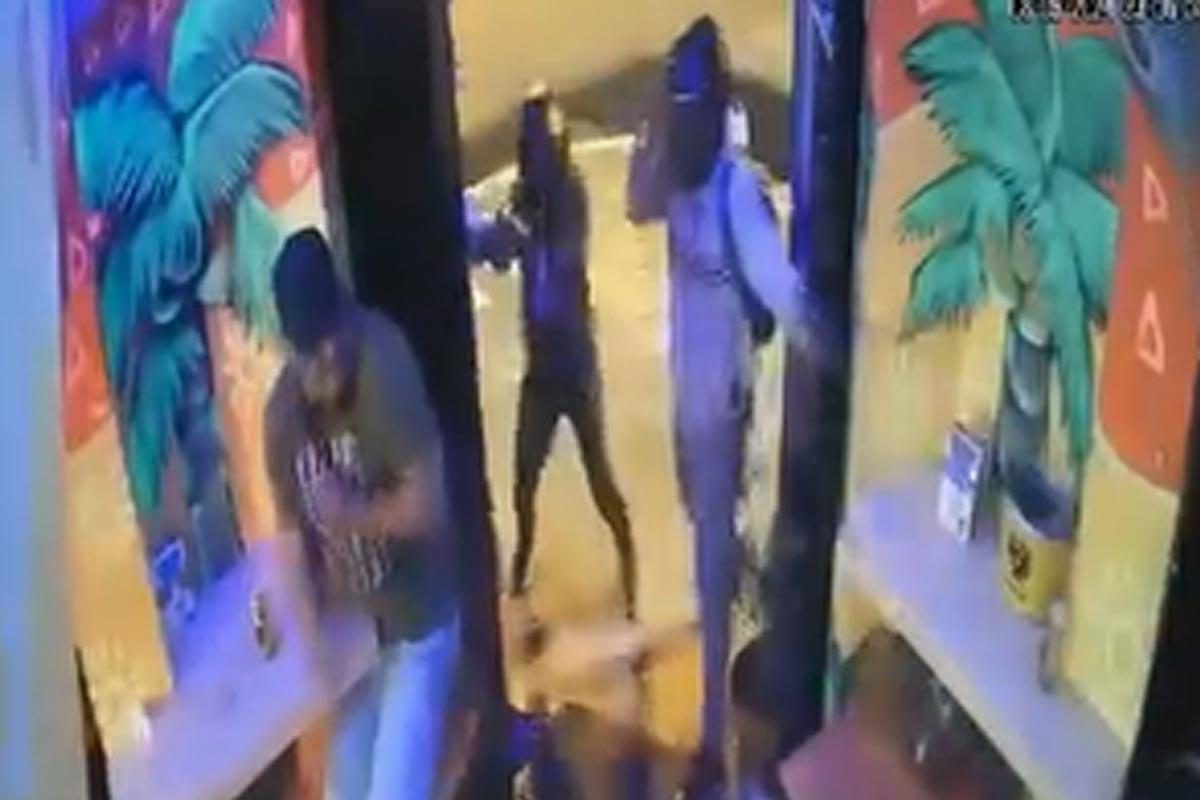 Momento en que los sicarios están disparando.