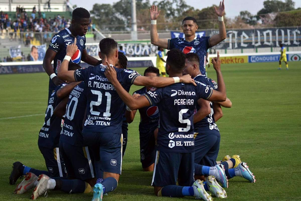Jugadores del Motagua celebrando el gol de Marcelo Pereira.