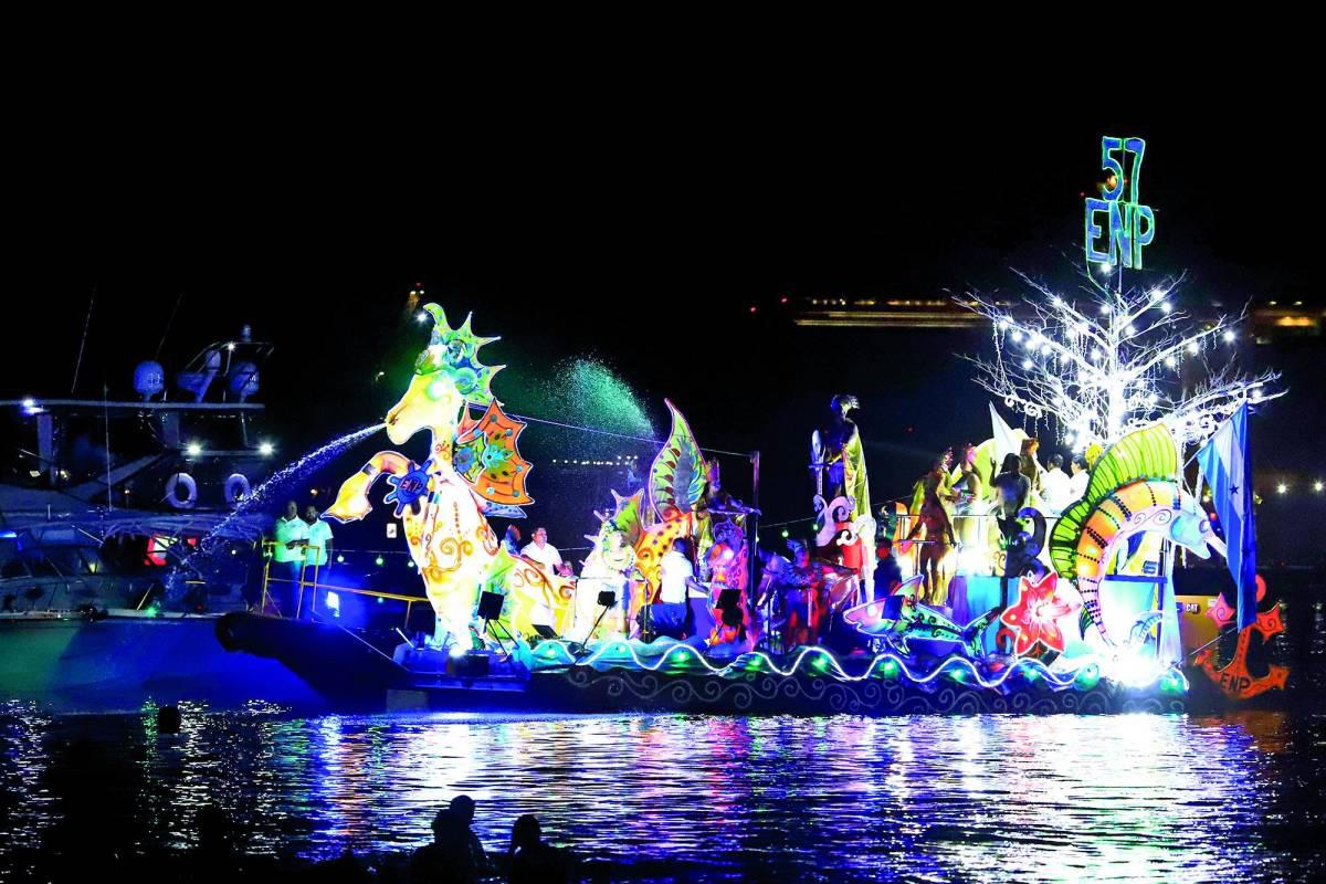 Las coloridas góndolas forman parte de la Noche Veneciana, una de las actividades más llamativas de la Feria Agostina de Puerto Cortés.