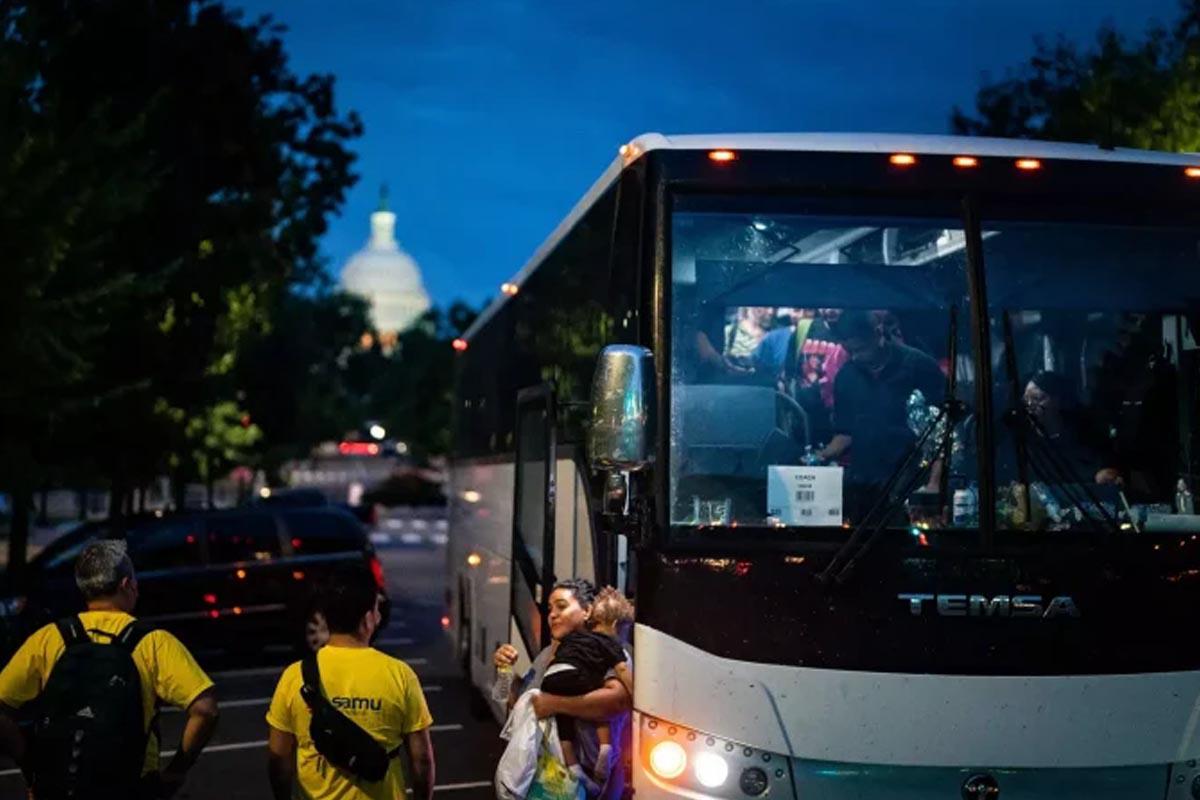 Muere niño migrante en un viaje de reubicación en Illinois