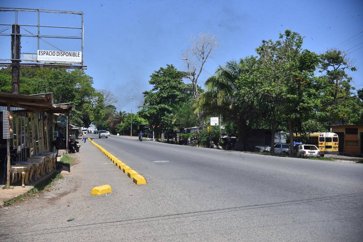 La carretera CA-13 está dañada y urge reconstruirla en su totalidad. Los derechos de vía están invadidos.