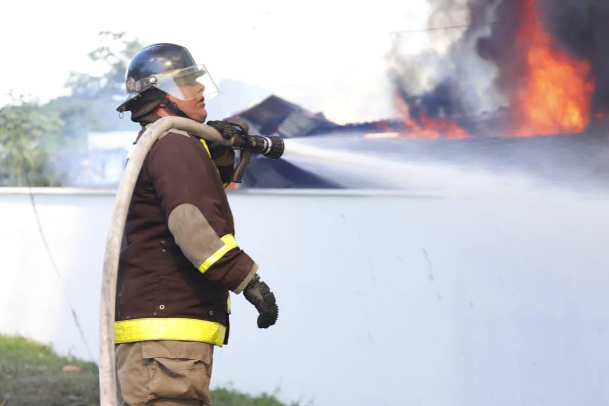 Impactantes imágenes del feroz incendio que arrasó con empresa en Choloma