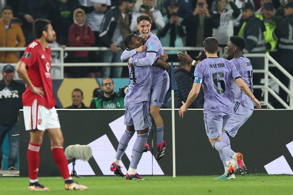 Jugadores del Real Madrid celebran el gol de Sergio Arribas, quien marcó en la primera pelota que tocó.