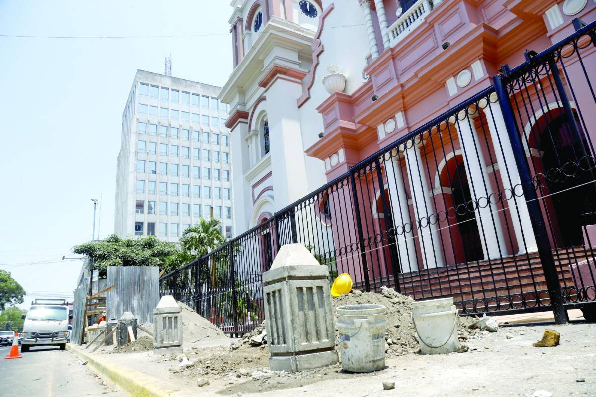 Aceras de la catedral siguen invadidas por vendedores